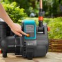 Gardena Haus- und Gartenautomat 4000/5 in Aktion: Hand betätigt den Startknopf der Pumpe.