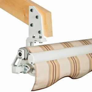 Weißer Dachsparrenhalter für Markisenmontage am Holzbalken.