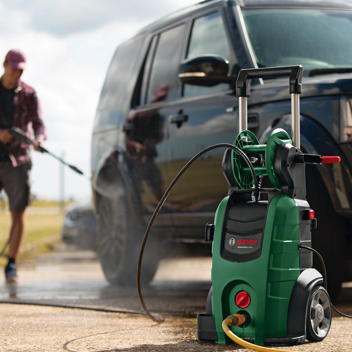 Bosch AdvancedAquatak 140 Hochdruckreiniger im Einsatz beim Reinigen eines Autos.