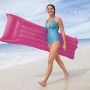 Frau mit pinker Bestway Luftmatratze (170x54x15 cm) am Strand.