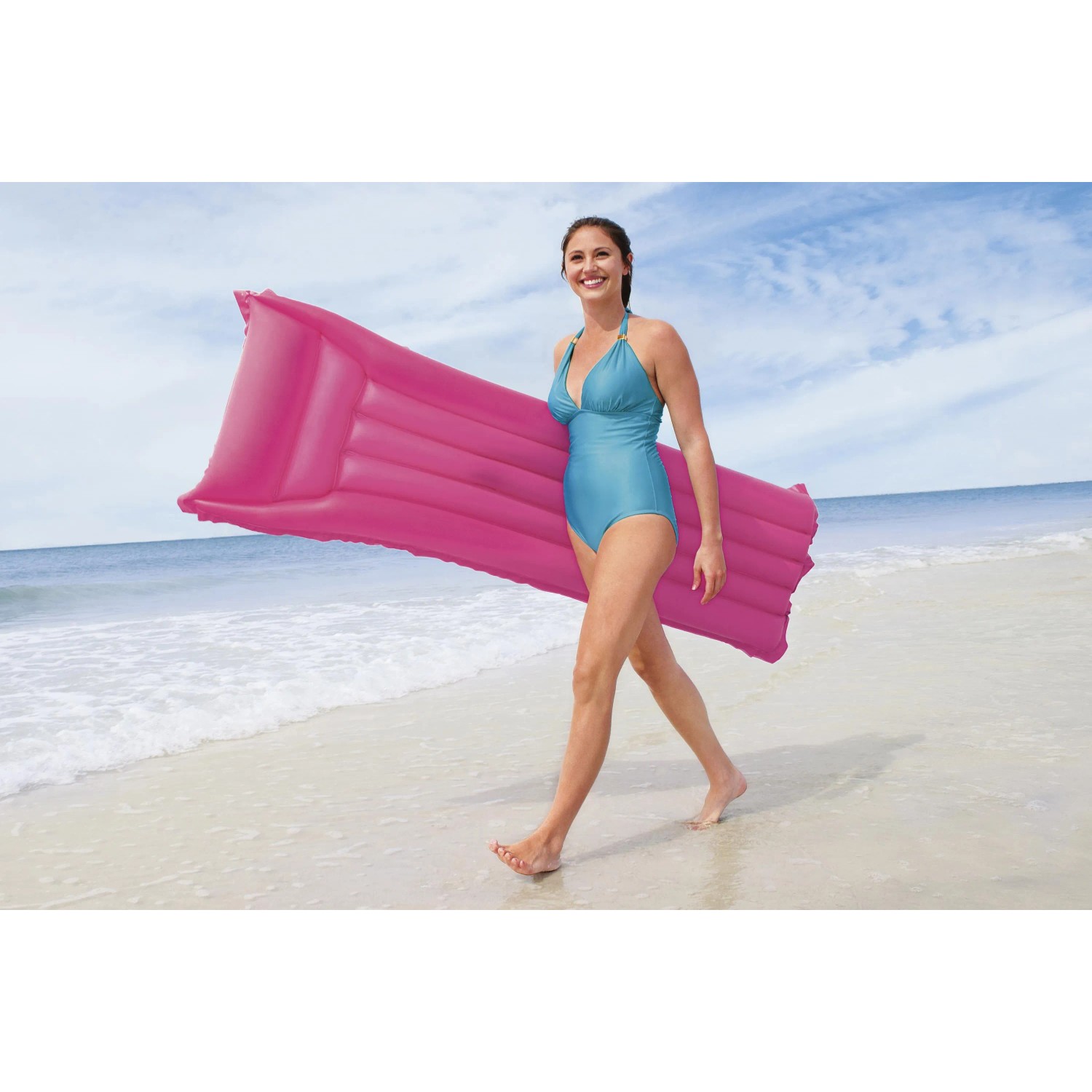 Frau mit pinker Bestway Luftmatratze (170x54x15 cm) am Strand.