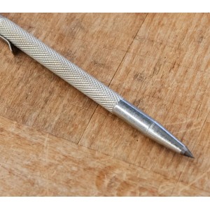 Detailaufnahme einer silberfarbenen Bauheld Anreißnadel (150 mm) aus Metall mit gerändeltem Griff.