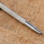 Detailaufnahme einer silberfarbenen Bauheld Anreißnadel (150 mm) aus Metall mit gerändeltem Griff.