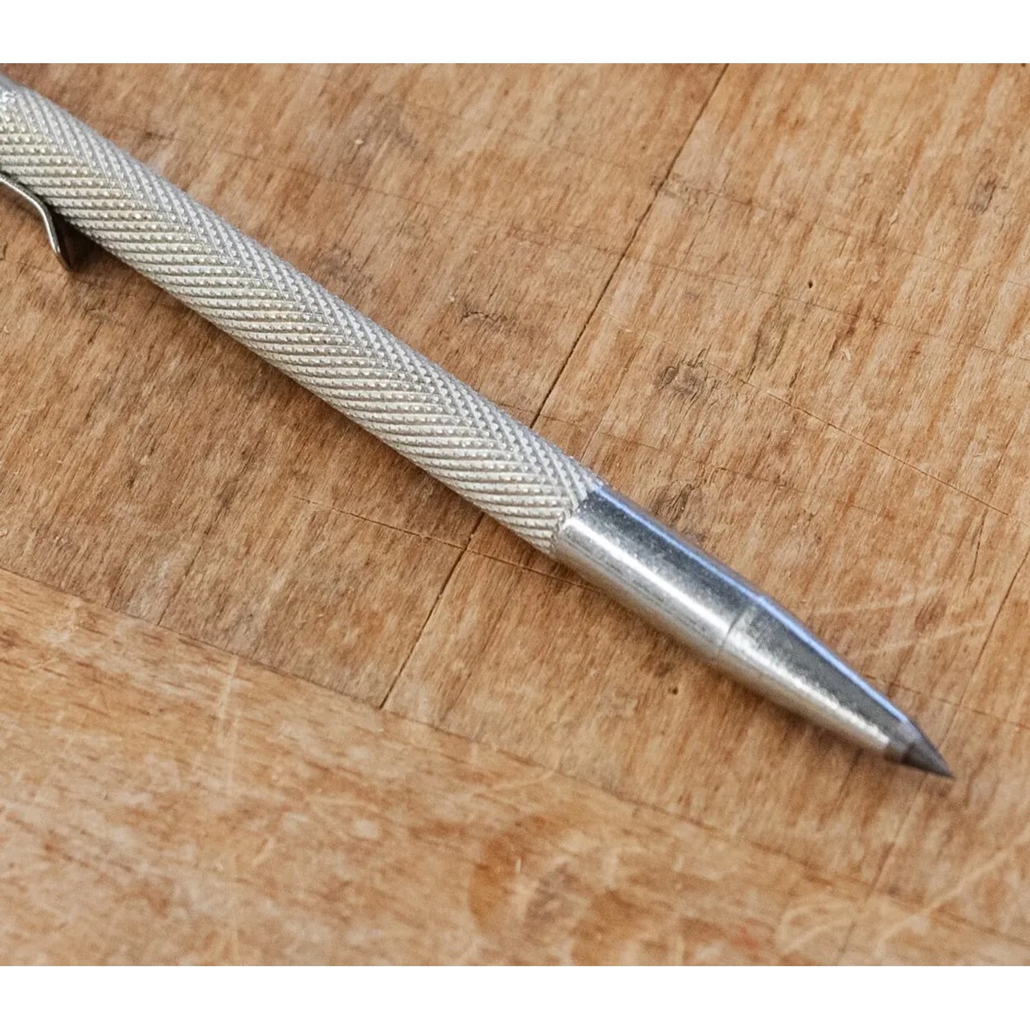 Detailaufnahme einer silberfarbenen Bauheld Anreißnadel (150 mm) aus Metall mit gerändeltem Griff.