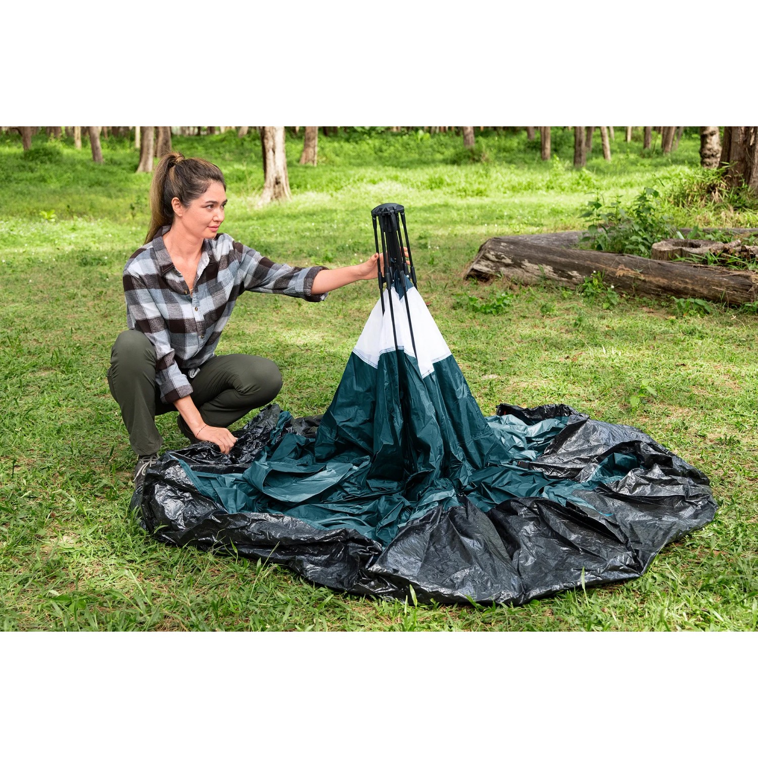 Bestway Zelt für 4 Personen mit Schnellaufbau-System beim Aufbau im Grünen.