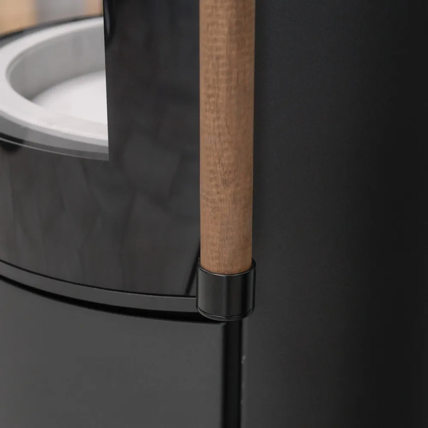 Detailansicht: H&M Germany Kaminofen MONO 3.0 XL Stahl-Titan mit Holzgriff.
