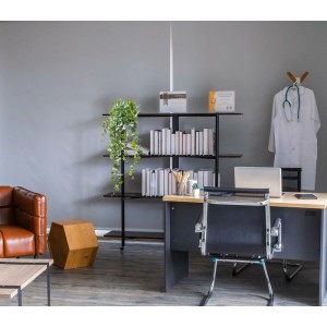Grüner künstlicher englischer Efeuhänger, 100 cm, auf Regal in modernem Büro. LAMORENDA Kunstpflanze.