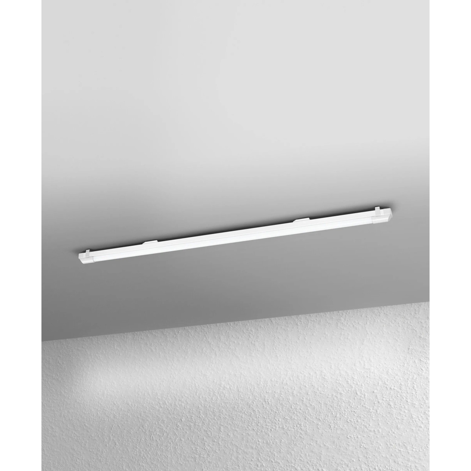 Weiße Ledvance LED-Lichtleiste Power Batten (120 cm, 2700 lm) an Decke montiert.