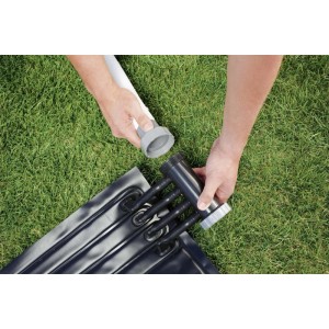 Bestway Solar Poolheizung (110x171cm) wird auf Rasen montiert.