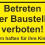 Gelbes Warnschild: Betreten der Baustelle verboten. Eltern haften für ihre Kinder.