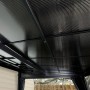 Detailansicht der anthrazitfarbenen Sojag Terrassenüberdachung St. Barth mit Doppelstegplatten.