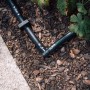 Detailaufnahme: Geka Drip-Set Bewässerung mit Tropfrohr und L-Stück im Beet, Micro-Drip-System.