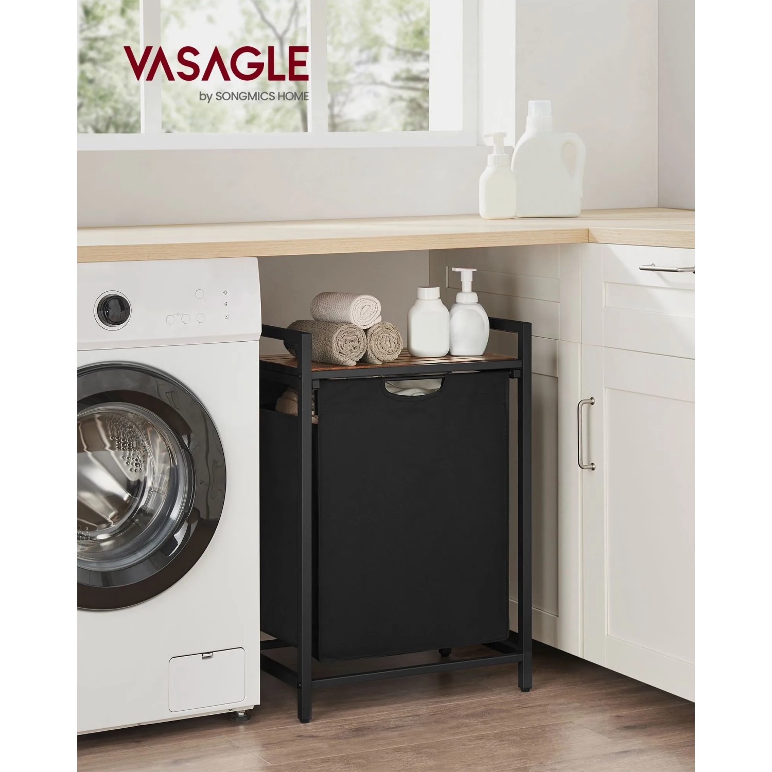 Vasagle Wäschesammler Braun-Schwarz mit Ablage im Bad neben Waschmaschine.