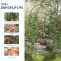 Schwarzer Furnicato Rosenbogen/Rankbogen aus Metall mit Kletterpflanzen im Garten.