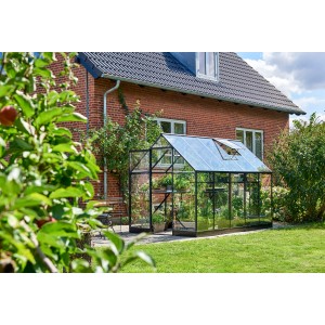 Schwarzes Halls Gewächshaus Qube 610 mit geöffnetem Dachfenster im Garten.