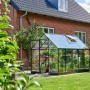 Schwarzes Halls Gewächshaus Qube 610 mit geöffnetem Dachfenster im Garten.