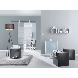 Novadoors Schiebetürsystem Nova 418 Edelstahloptik, Glastür mit horizontalen Streifen im Wohnraum.