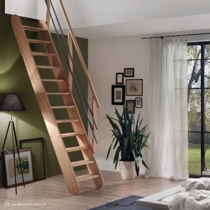 Raumspartreppe Intercon Living aus heller Buche mit einseitigem Geländer in modernem Wohnzimmer.