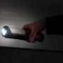 Eufab Akku-LED-Werkstattleuchte im Einsatz, leuchtstark und handlich.