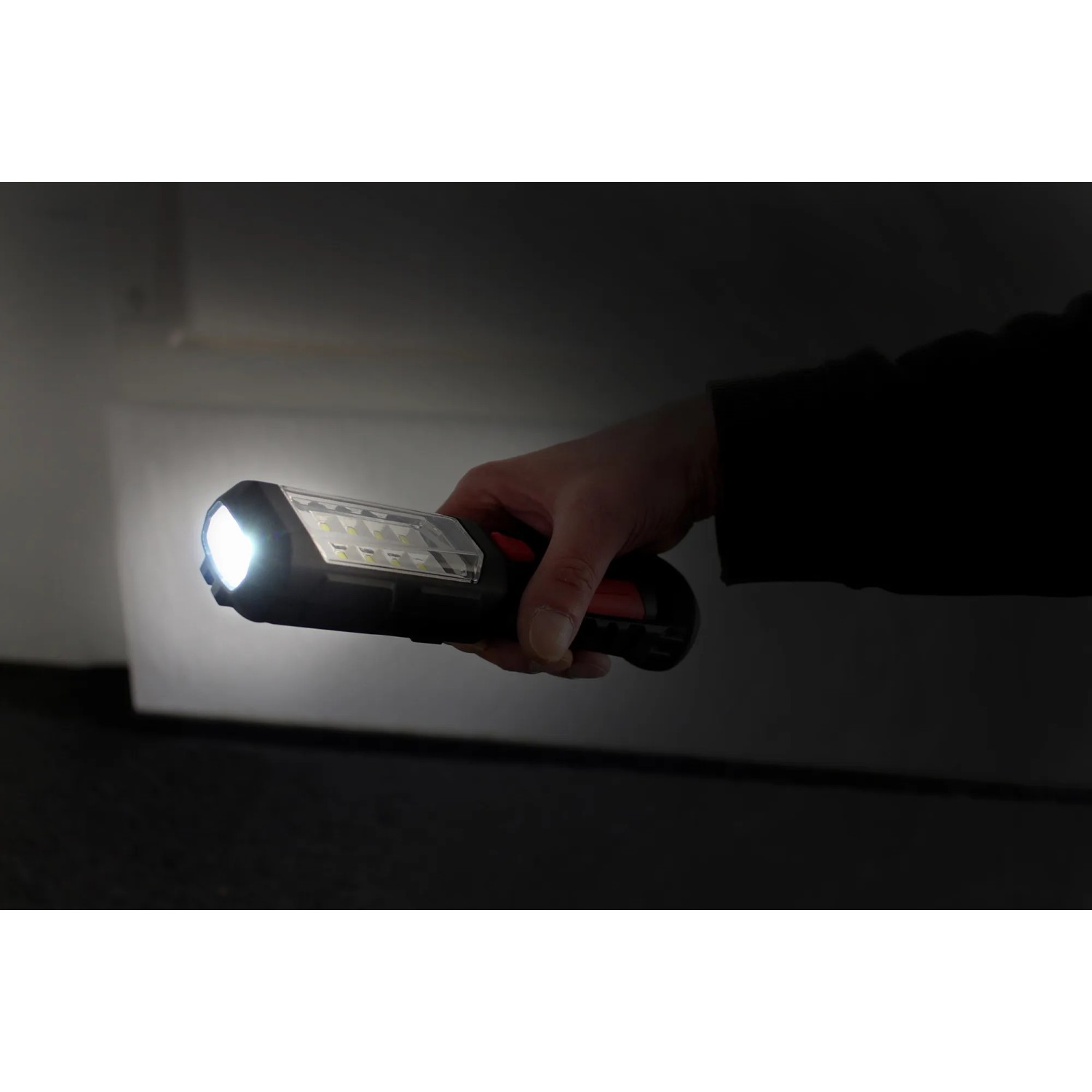 Eufab Akku-LED-Werkstattleuchte im Einsatz, leuchtstark und handlich.