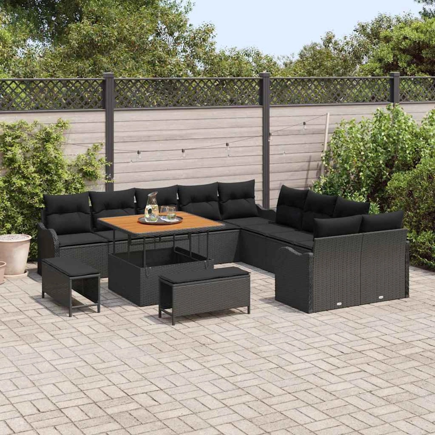 Schwarzes 13-tlg. vidaXL Garten-Sofa-Set aus Poly Rattan mit Tisch und Hockern.