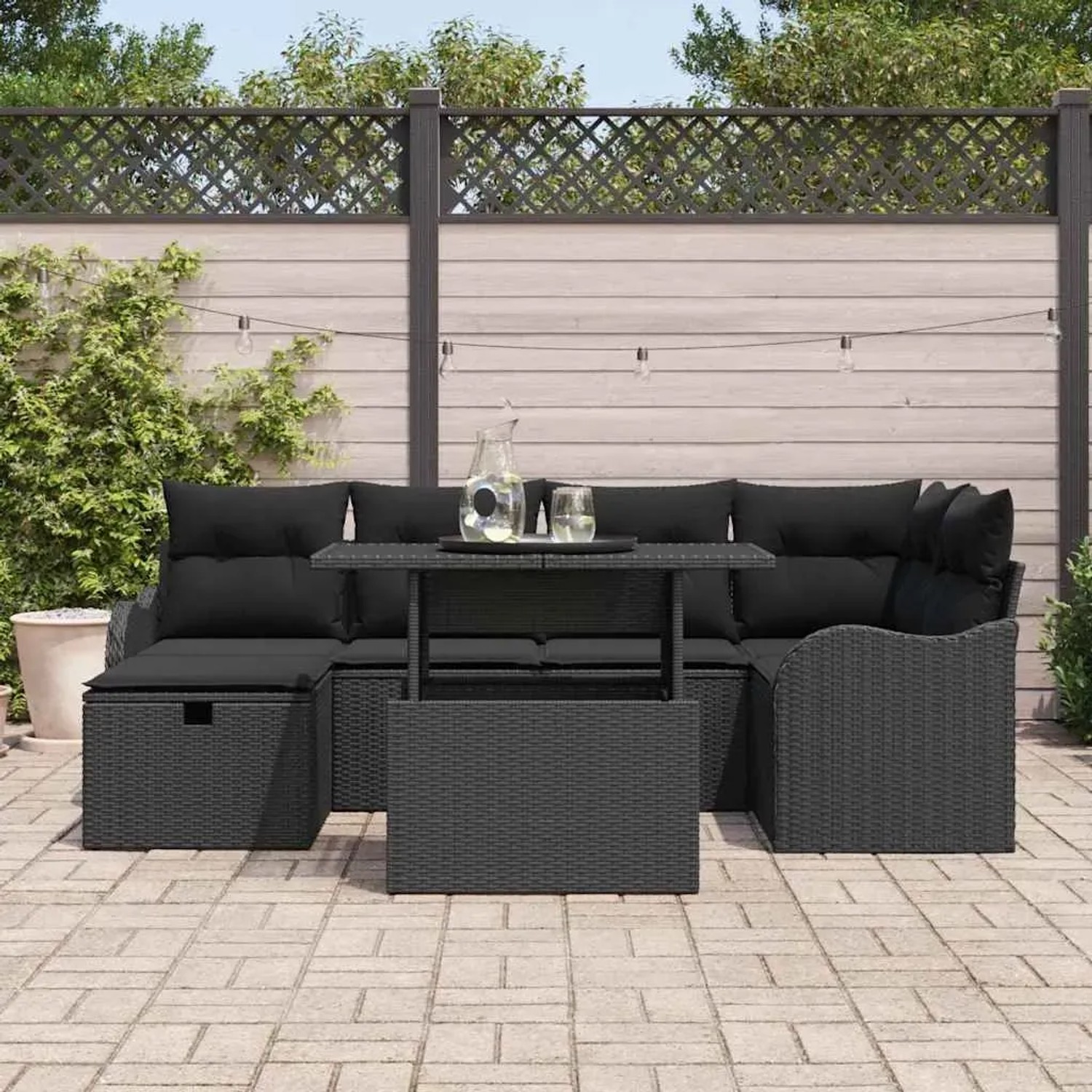 Schwarzes 7-teiliges vidaXL Garten-Sofa-Set aus Poly Rattan mit Kissen und Tisch.