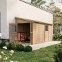 Timbela Anbau-Gartenhaus aus Holz, 8 m², mit offener Tür und Werkzeugwagen im Inneren.