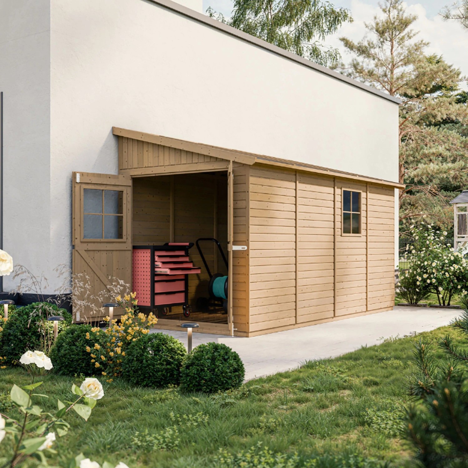 Timbela Anbau-Gartenhaus aus Holz, 8 m², mit offener Tür und Werkzeugwagen im Inneren.