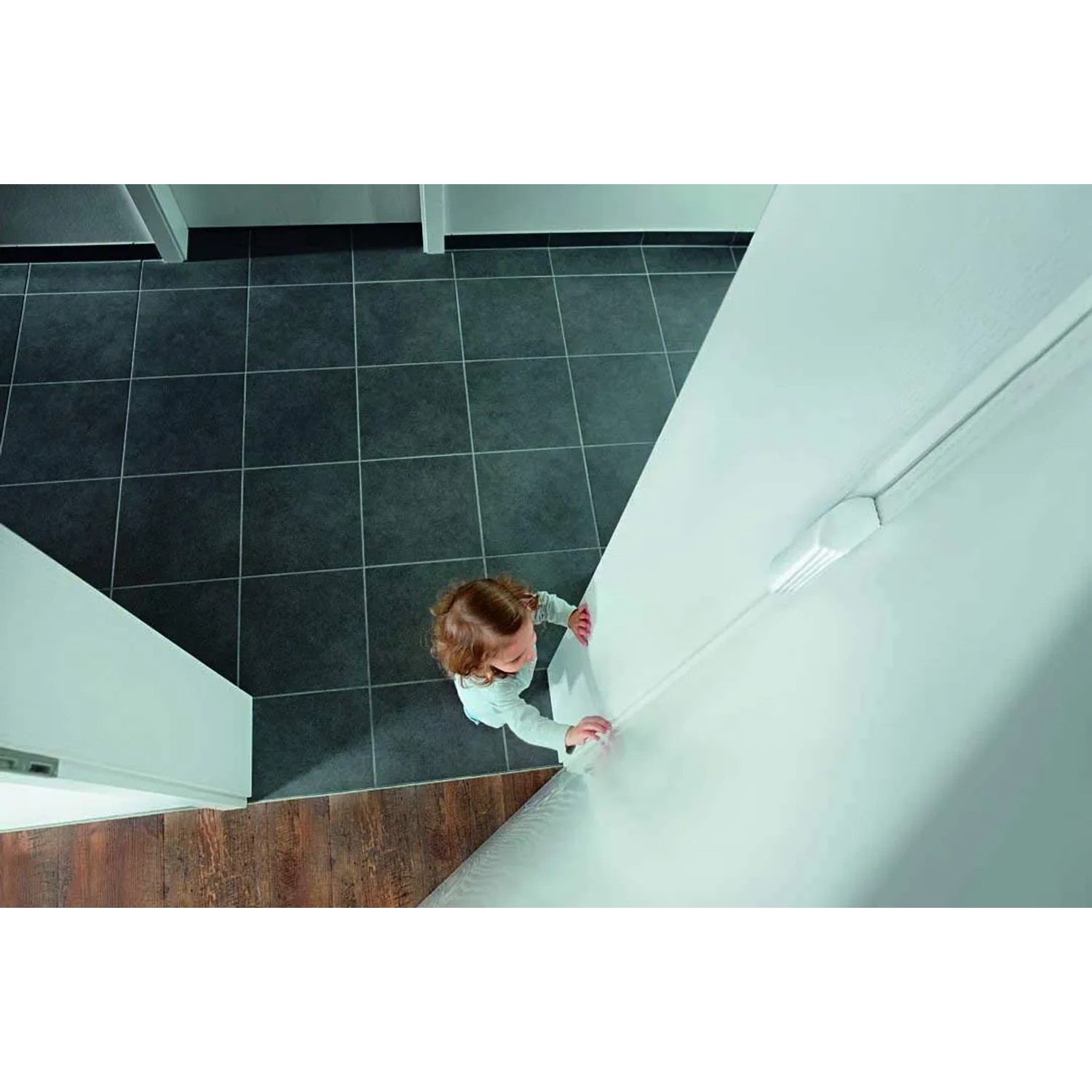 Abus Scharniersperre JC5100A Nessa als Kindersicherung an Tür, mit Kind.