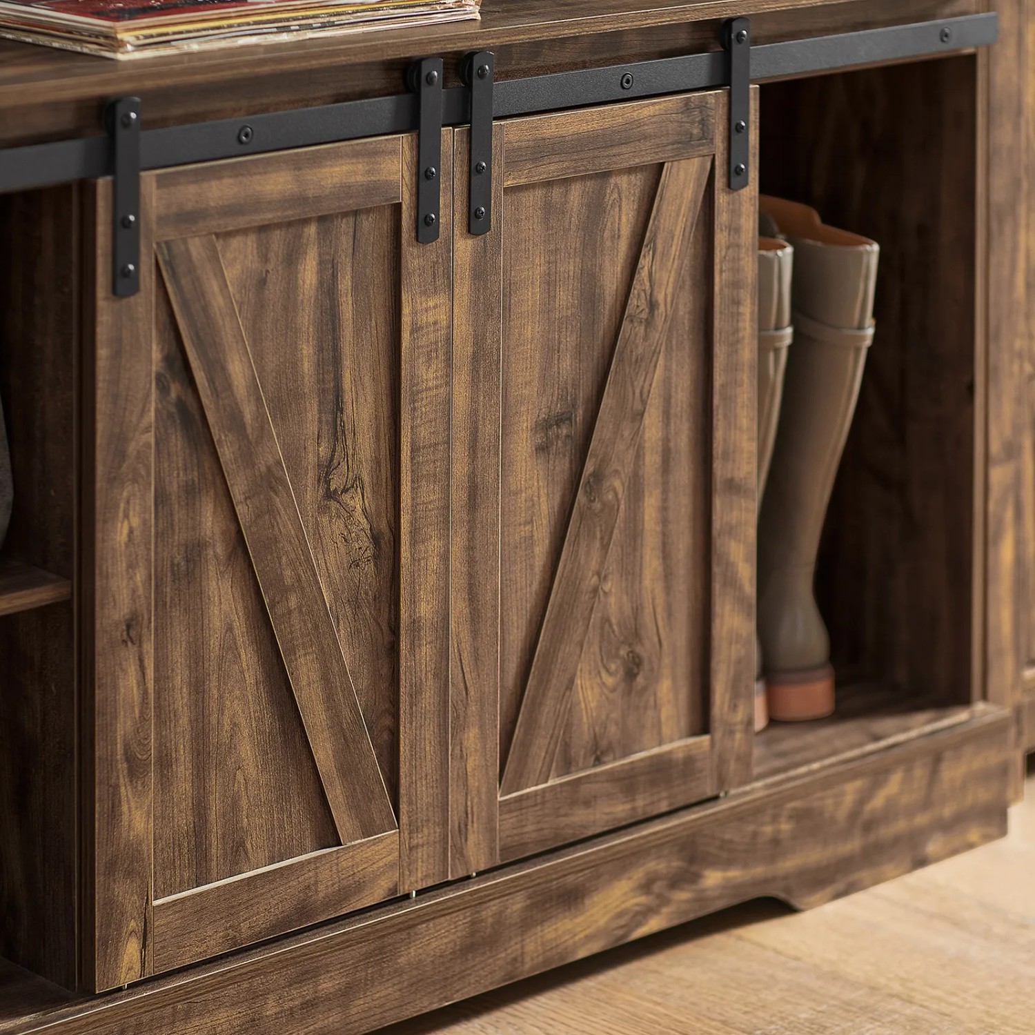 Detailansicht: SoBuy Sideboard FSB60-N mit Schiebetüren im Landhausstil, braun.
