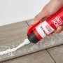 Anwendung von Fischer Dicht Kleber aus Kartusche auf Fliesen.