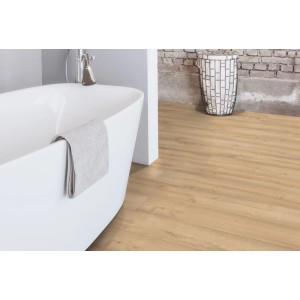 Wasserfestes Laminat Kaindl Eiche Samoa, 8 mm stark, im Badezimmer mit Badewanne. Holzoptik.