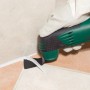 LUX Schaber 52mm für Multitool im Einsatz zum Entfernen von Silikonresten.
