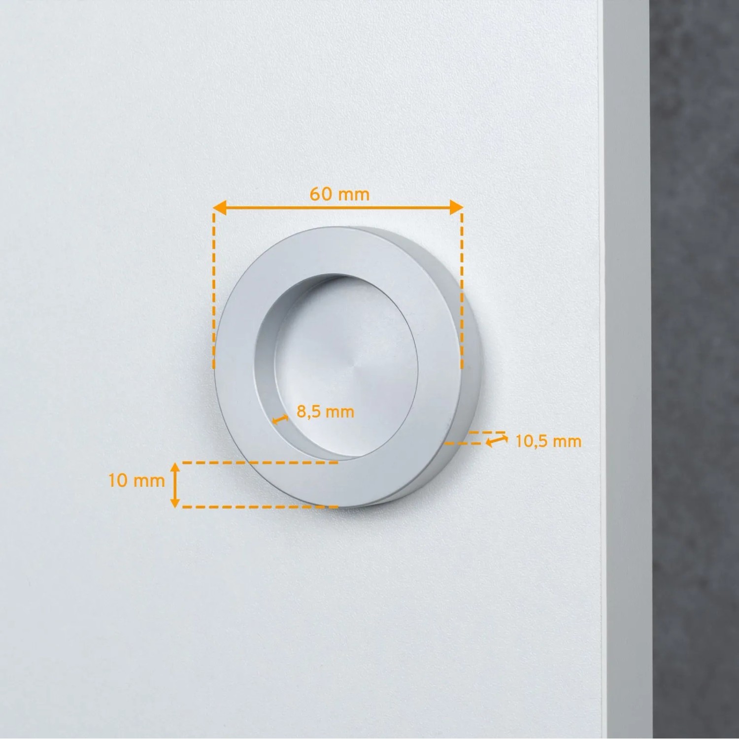 Runde silberne Aluminium-Griffmuschel für weiße Holzschiebetür. Zeigt 60mm Durchmesser und wichtige Einbaumaße.