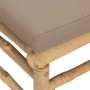 Detailansicht eines Garten-Ecksofas aus naturbelassenem Bambus mit einem dicken, taupefarbenen Sitzkissen. Robuste Gartenmöbel.