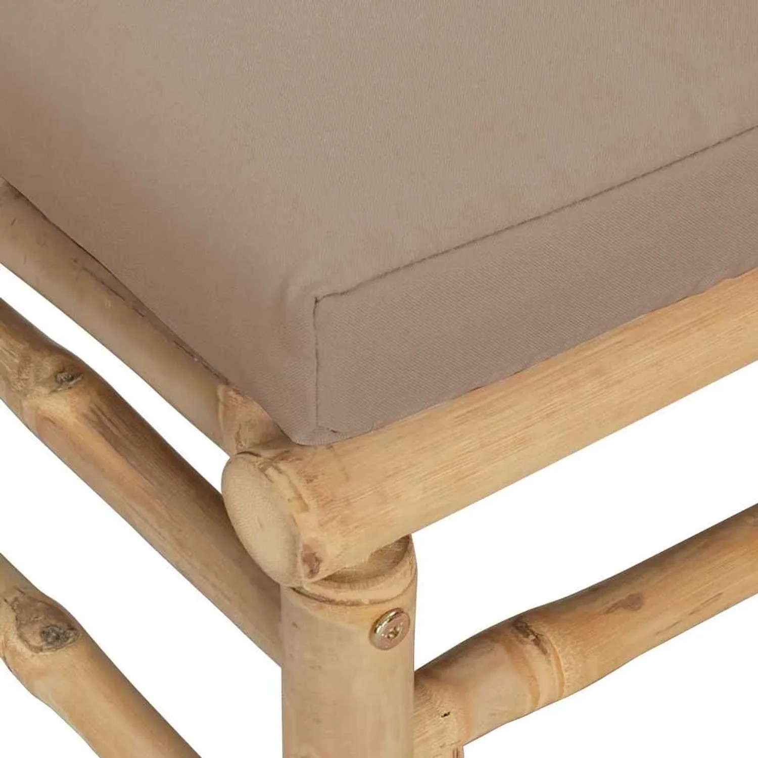 Detailansicht eines Garten-Ecksofas aus naturbelassenem Bambus mit einem dicken, taupefarbenen Sitzkissen. Robuste Gartenmöbel.