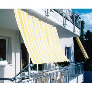 Floracord Balkonverkleidung Bausatz II, gelb-weiß gestreift, als Sonnenschutz am Balkon montiert.