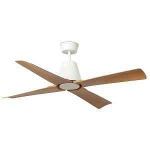 Weißer FARO Deckenventilator Typhoon mit Ahorn-Flügeln und Fernbedienung für den Außenbereich.