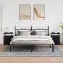 Schlafzimmer-Szene mit zwei schwarzen vidaXL Nachttischen in Eichen-Optik neben einem Bett.
