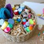 HMF Seegras Aufbewahrungsbox mit 7 Fächern, gefüllt mit Bastelmaterial wie Garn, Perlen und Holzbuchstaben.