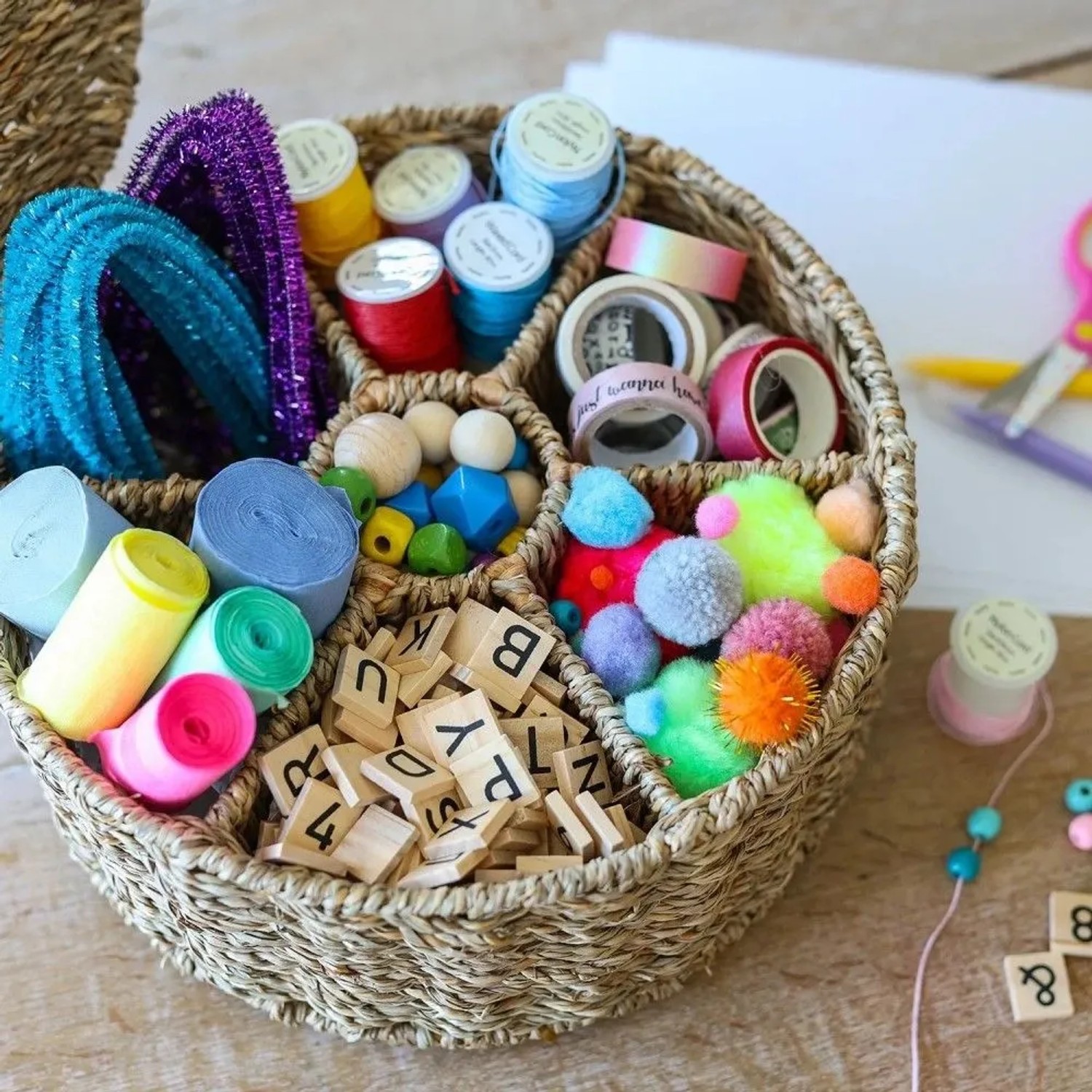 HMF Seegras Aufbewahrungsbox mit 7 Fächern, gefüllt mit Bastelmaterial wie Garn, Perlen und Holzbuchstaben.