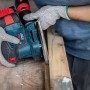 Bosch Schwingschleifer mit Schleifblatt beim Schleifen von Holz.