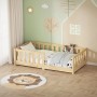 Naturholz Kinderbett 70x140 cm mit Matratze und Rausfallschutz im Montessori-Stil im Kinderzimmer.