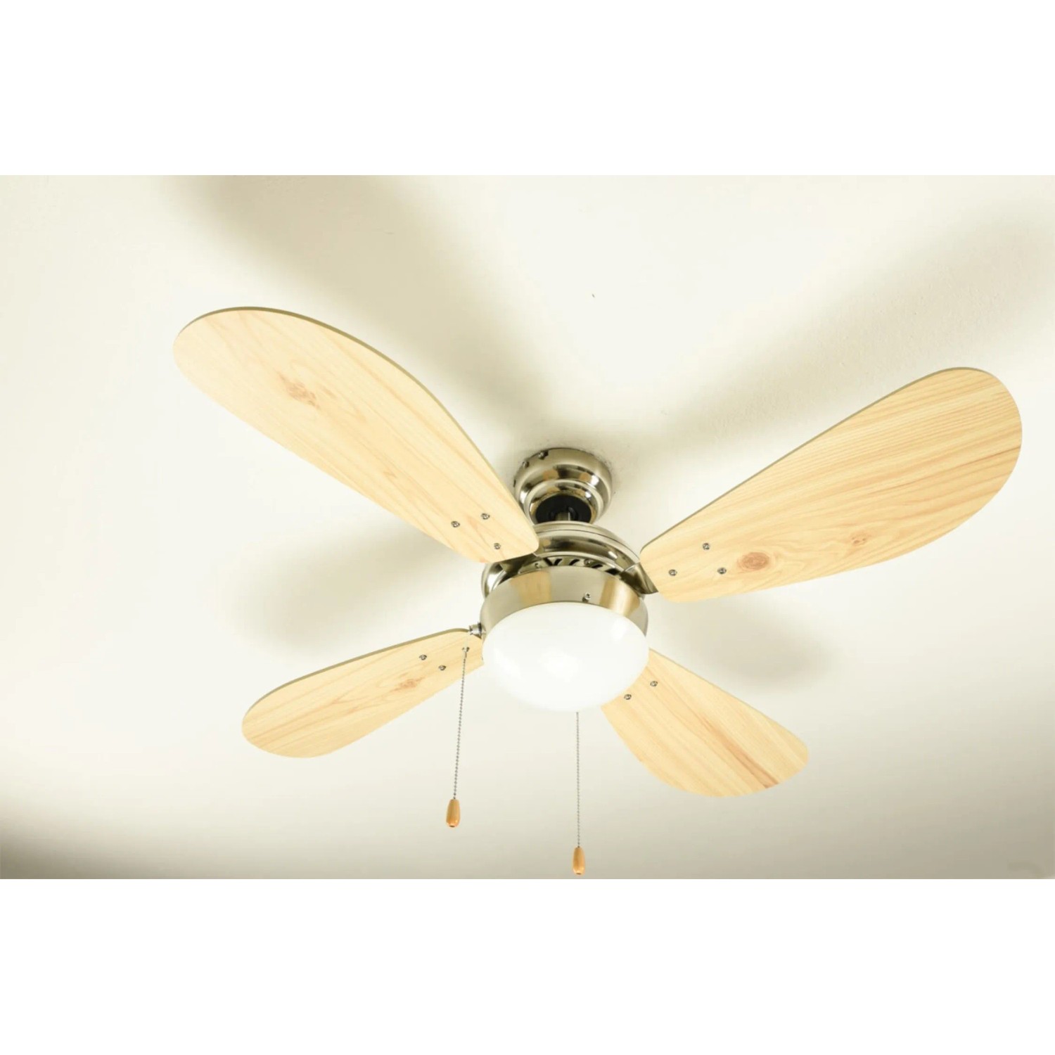 AIRERYDER Deckenventilator Classic, 105 cm, Nickel/Kiefer, mit Lampe und Zugbändern.
