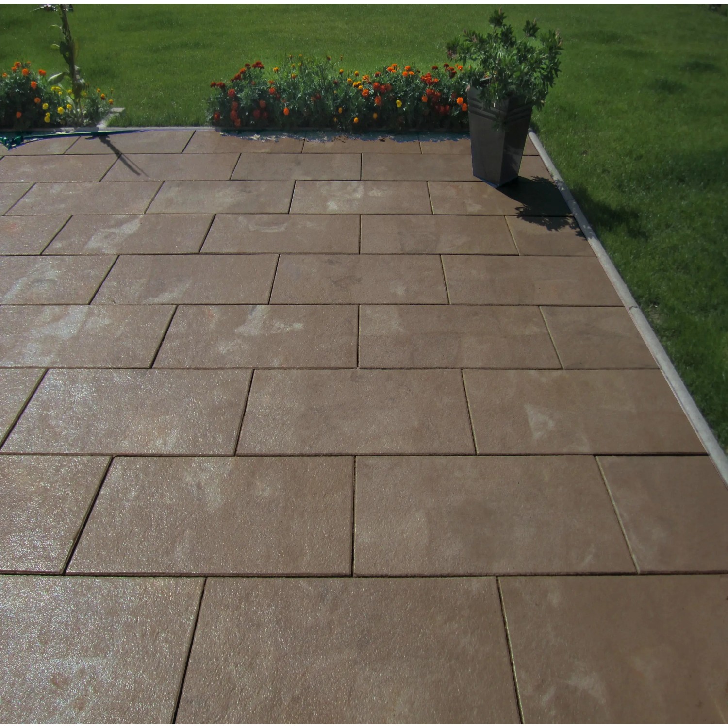 Diephaus Terrassenplatten Finessa Marrone, 60x40 cm, verlegt auf einer Terrasse im Garten.