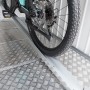 Biohort Fahrradschiene in Silber-Metallic für Minigarage mit Fahrrad. Ausziehbare Schiene für komfortables Ein- und Ausfahren.