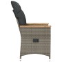 Grauer verstellbarer Gartensessel aus Poly Rattan mit dunklen Kissen und Holzarmlehnen, Seitenansicht.