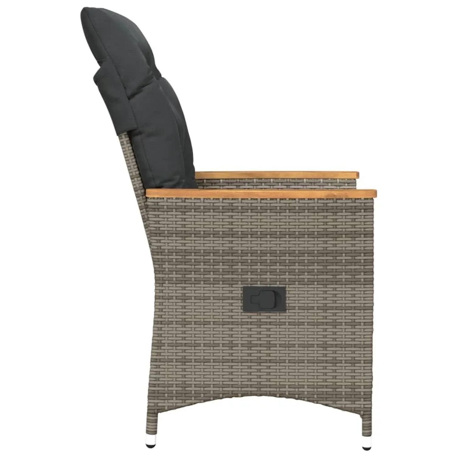 Grauer verstellbarer Gartensessel aus Poly Rattan mit dunklen Kissen und Holzarmlehnen, Seitenansicht.