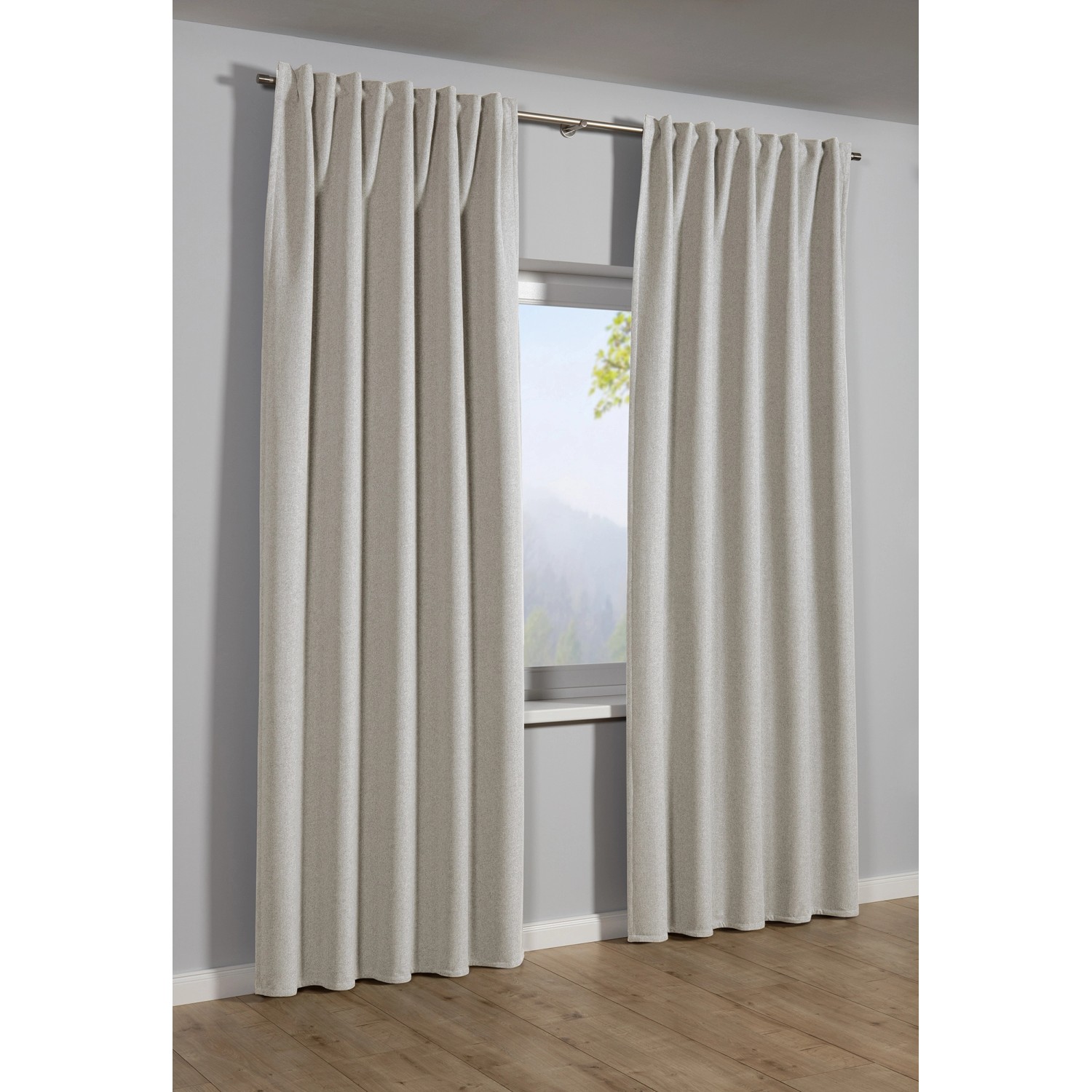 Sehlbach Fertigschal Multiband Blackout Elegance, naturfarben, vor Fenster mit Gardinenstange.