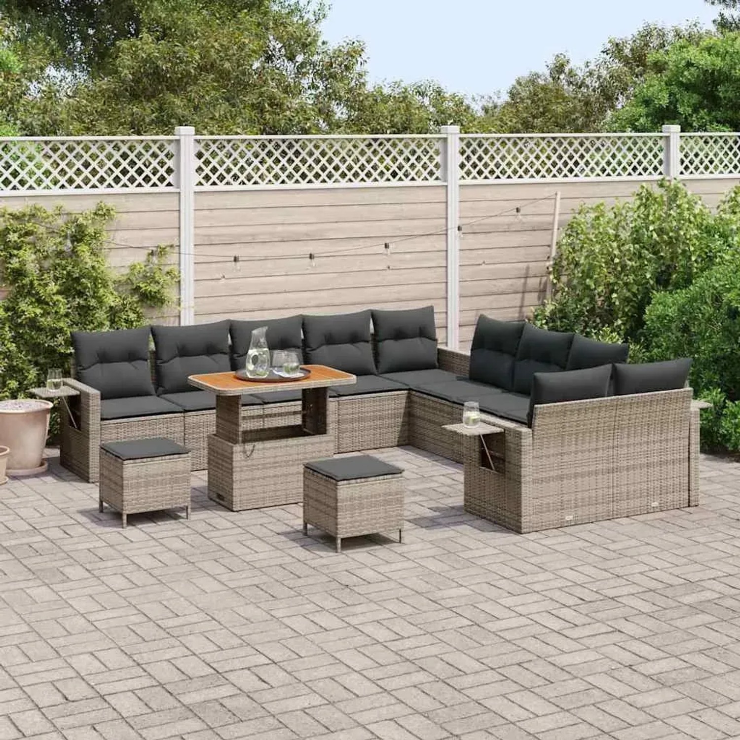 Graues 13-tlg. vidaXL Garten-Sofa-Set aus Poly Rattan mit Tisch und Hockern.